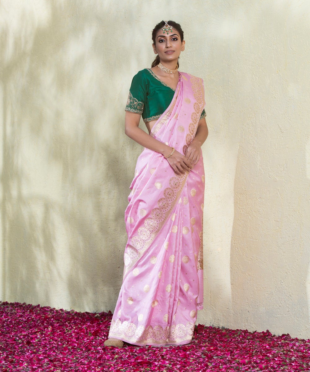 Handloom_Soft_Pink_Kadhwa_Rose_Flower_Boota_Banarasi_Saree_With_Floral_Bunches_On_Border_WeaverStory_02