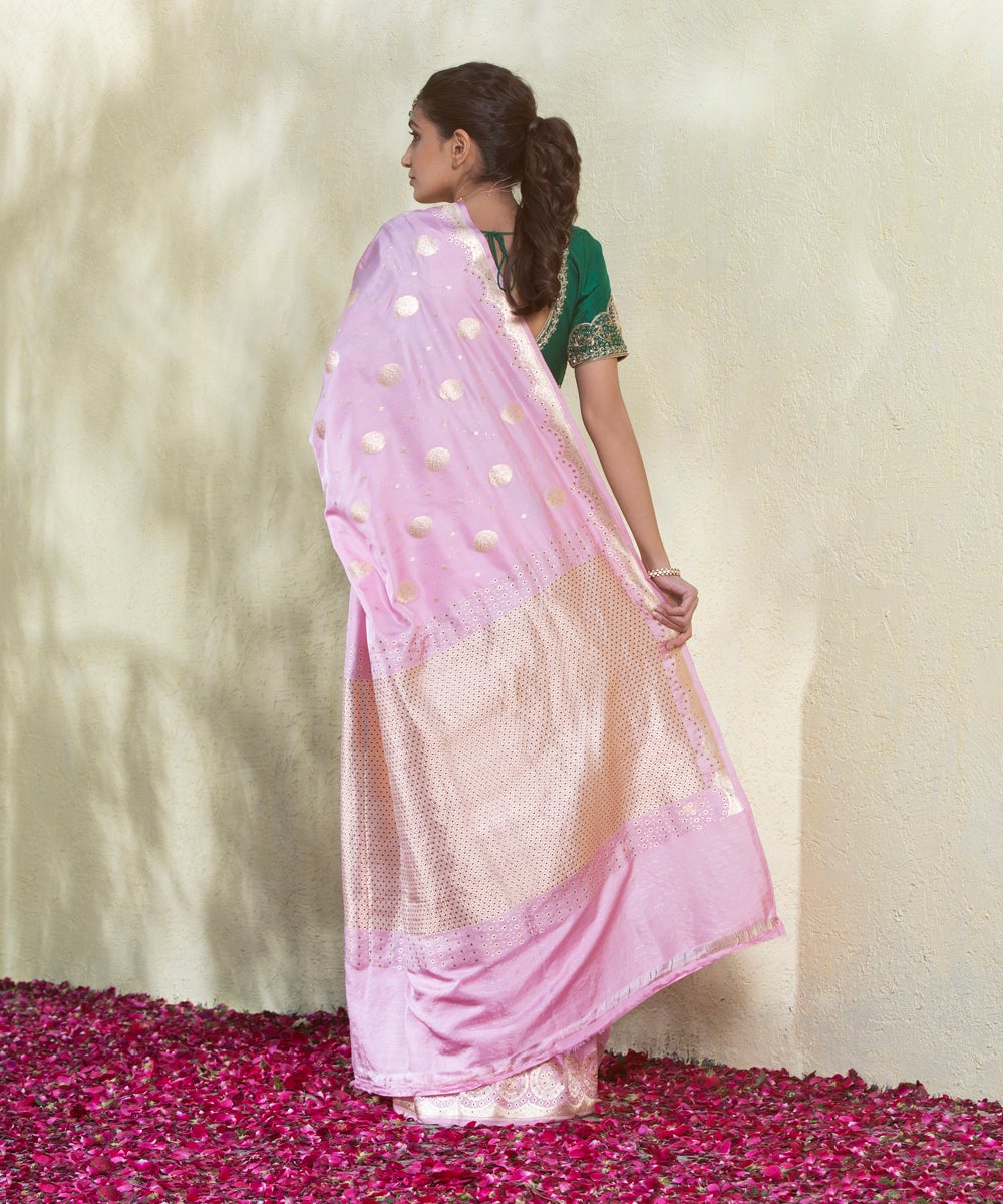 Handloom_Soft_Pink_Kadhwa_Rose_Flower_Boota_Banarasi_Saree_With_Floral_Bunches_On_Border_WeaverStory_03