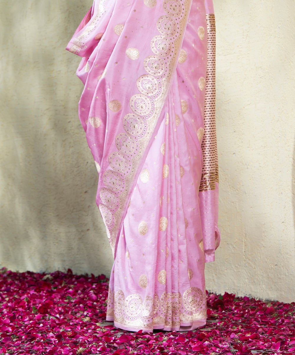 Handloom_Soft_Pink_Kadhwa_Rose_Flower_Boota_Banarasi_Saree_With_Floral_Bunches_On_Border_WeaverStory_04