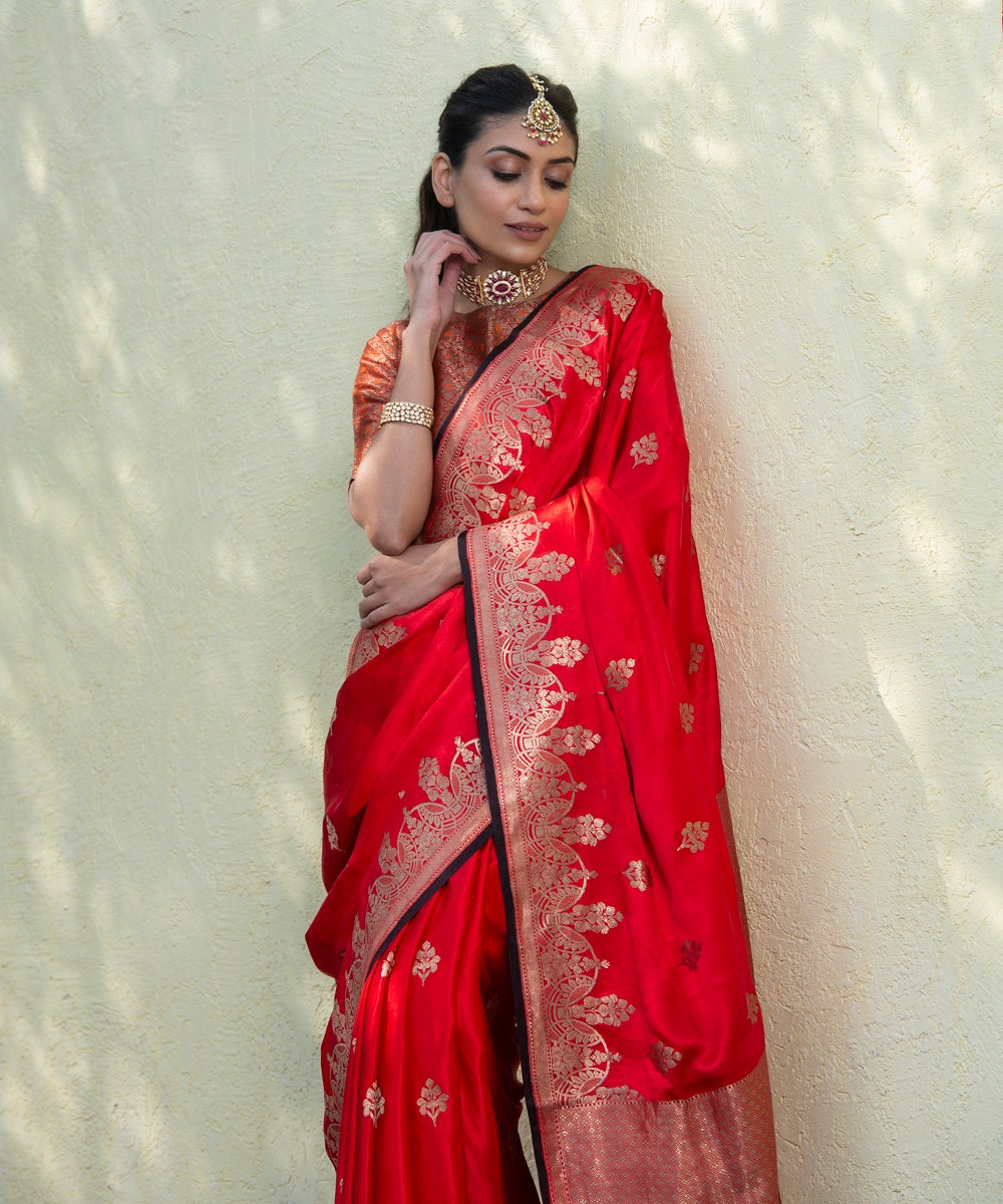 Red_Handloom_Gajji_Silk_Banarasi_Saree_With_Kadhwa_Zari_Boota_And_Blue_Selvedge_WeaverStory_01