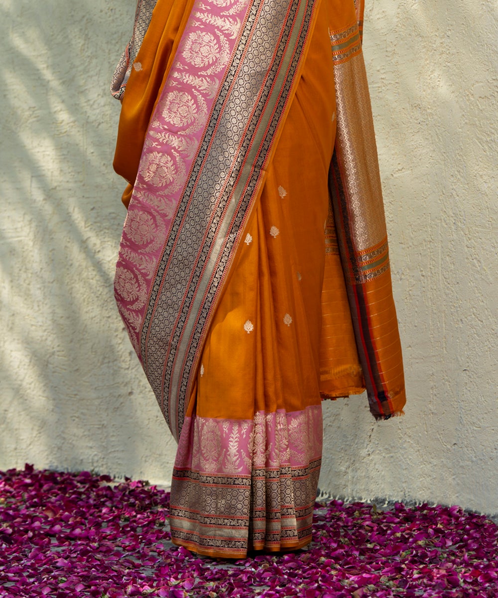 Mustard_Handloom_Pure_Katan_Silk_Banarasi_Saree_With_Pink_And_Grey_Kadhiyal_Border_WeaverStory_04