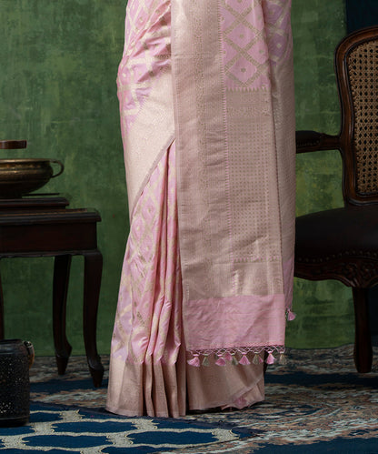 Light_Pink_Handloom_Pure_Katan_Silk_Banarasi_Saree_with_Diagonal_Cutwork_Checks_WeaverStory_04