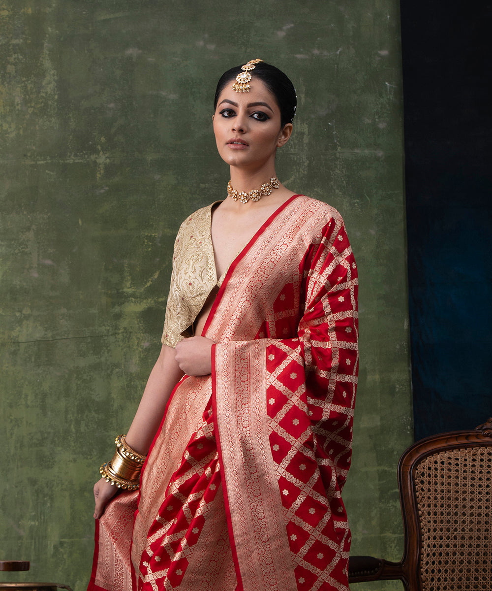 Handloom_Red_Pure_Katan_Silk_Banarasi_Saree_with_Diagonal_Cutwork_Checks_WeaverStory_01