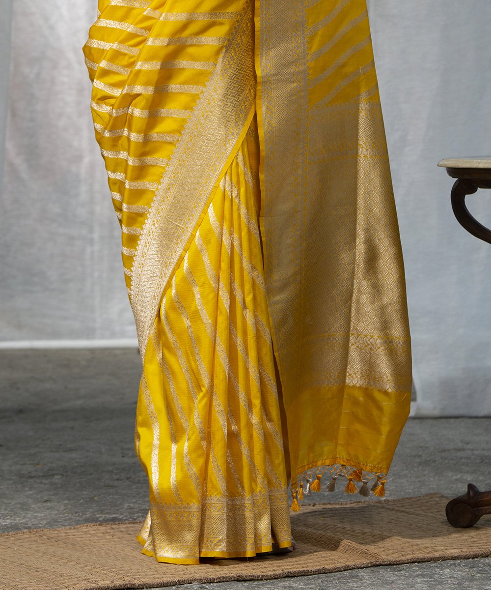 Handloom_Yellow_Pure_Katan_Silk_Cutwork_Banarasi_Saree_with_Diagonal_Bel_WeaverStory_04