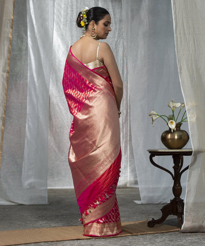 Handloom_Pink_And_Orange_Dual_Tone_Banarasi_Saree_with_Diagonal_Gold_and_Silver_Zari_Bel_WeaverStory_03