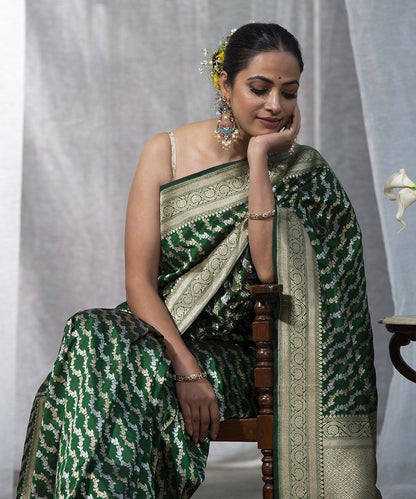 Handloom_Green_Pure_Katan_Silk_Banarasi_Saree_with_Diagonal_Gold_and_Silver_Zari_Bel_WeaverStory_01