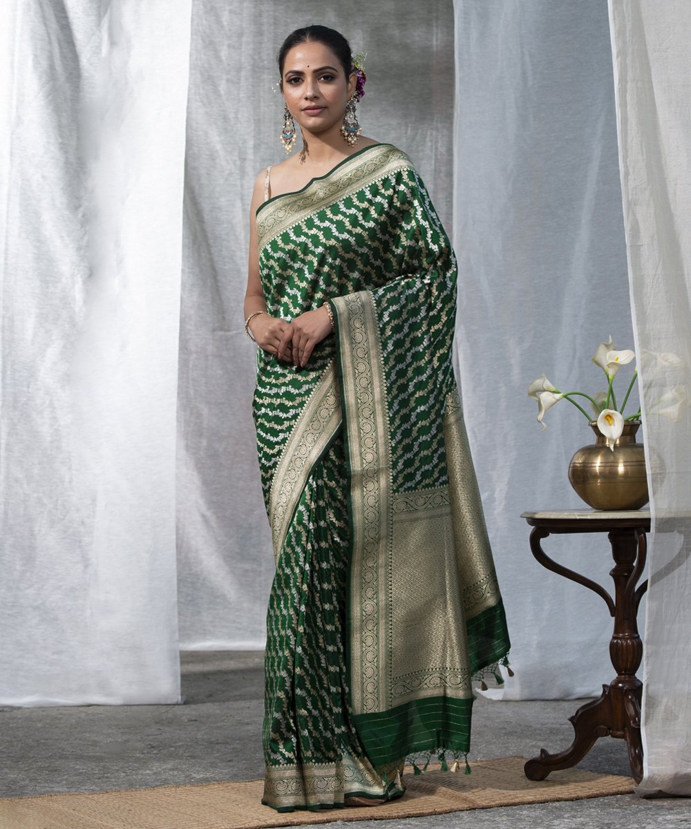 Handloom_Green_Pure_Katan_Silk_Banarasi_Saree_with_Diagonal_Gold_and_Silver_Zari_Bel_WeaverStory_02