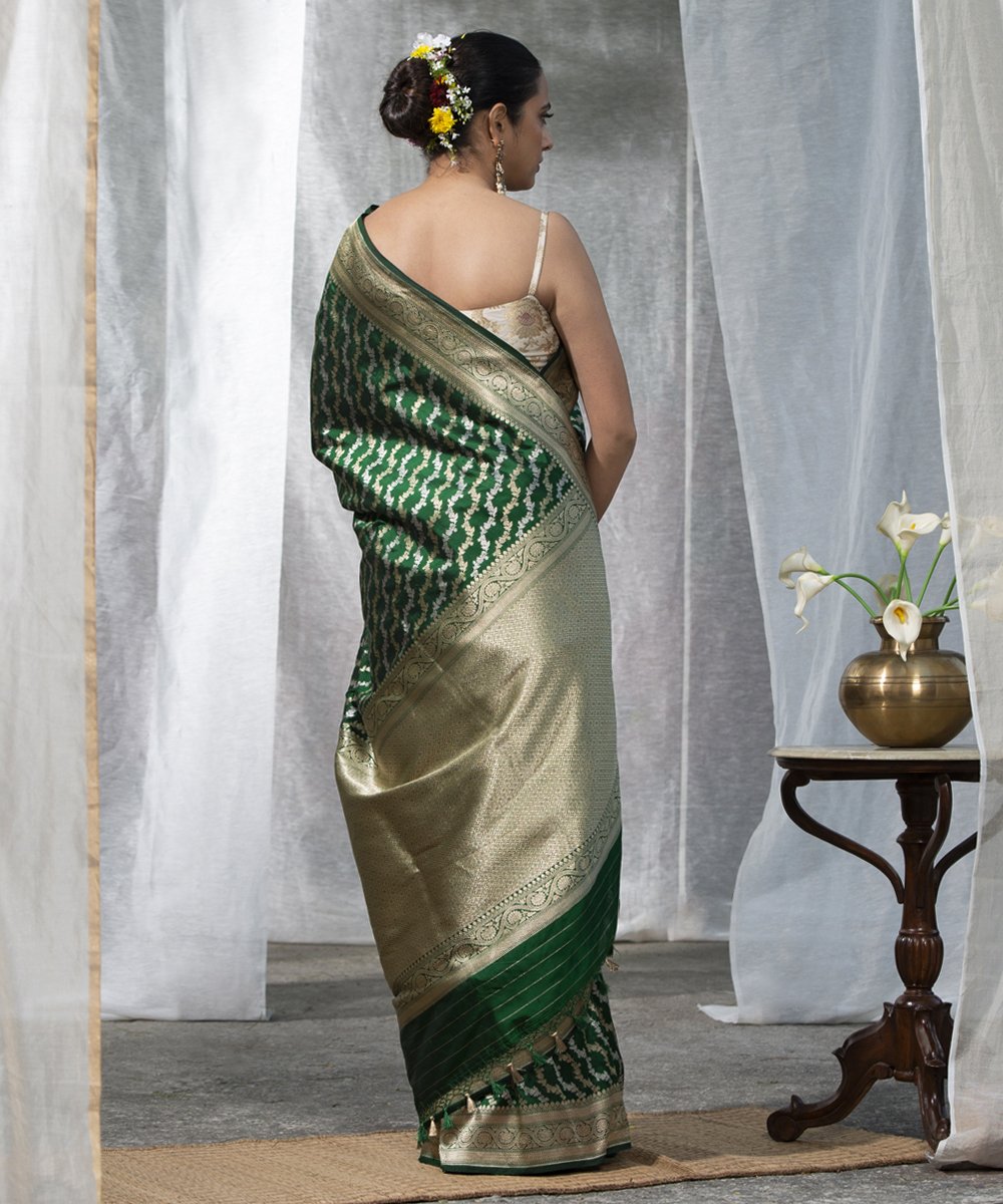 Handloom_Green_Pure_Katan_Silk_Banarasi_Saree_with_Diagonal_Gold_and_Silver_Zari_Bel_WeaverStory_03