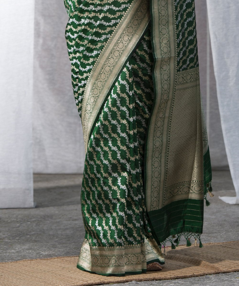 Handloom_Green_Pure_Katan_Silk_Banarasi_Saree_with_Diagonal_Gold_and_Silver_Zari_Bel_WeaverStory_04