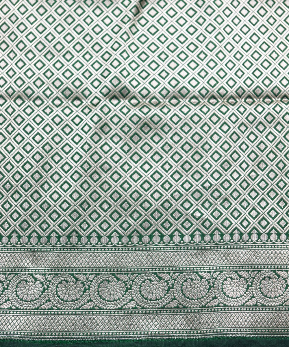 Handloom_Green_Pure_Katan_Silk_Banarasi_Saree_with_Diagonal_Gold_and_Silver_Zari_Bel_WeaverStory_05