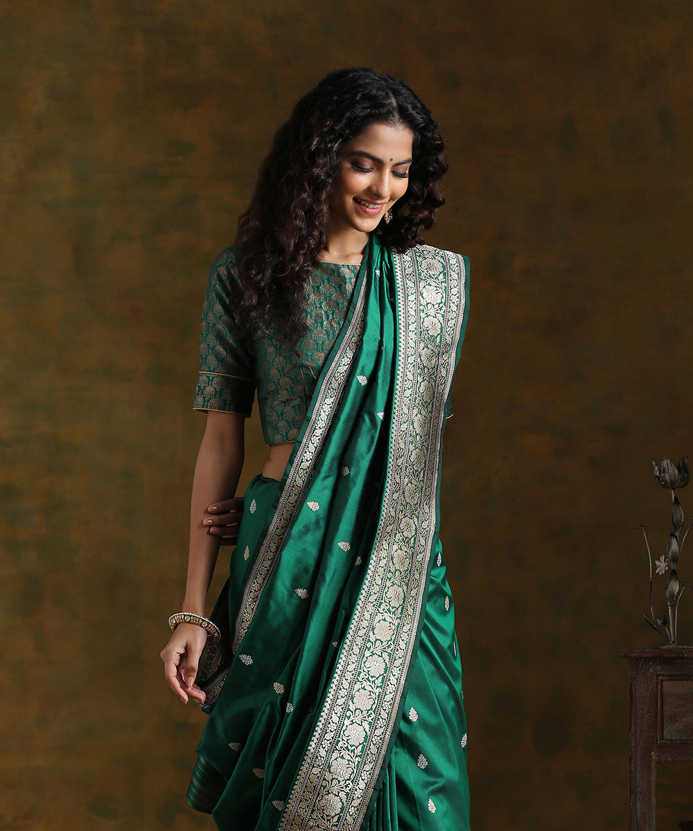 Handloom_Emerald_Green_Pure_Katan_Silk_Banarasi_Saree_With_Kadhwa_Booti_And_Floral_Border_WeaverStory_01