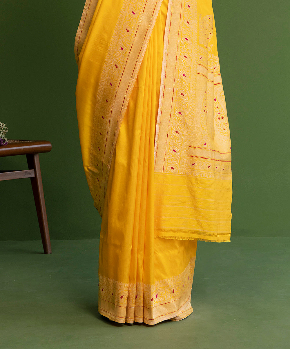 Yellow_Handloom_Plain_Pure_Katan_Silk_Banarasi_Saree_With_Konia_WeaverStory_04