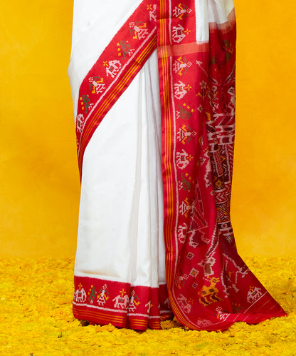 White_Handloom_Mulberry_Silk_Patola_Saree_With_Red_Border_and_Pallu_with_Elephant_Motif_WeaverStory_04