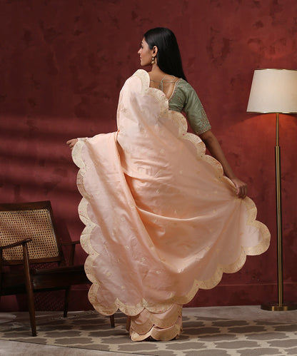 Light_Peach_Handloom_Pure_Katan_Silk_Scalloped_Banarasi_Saree_WeaverStory_03