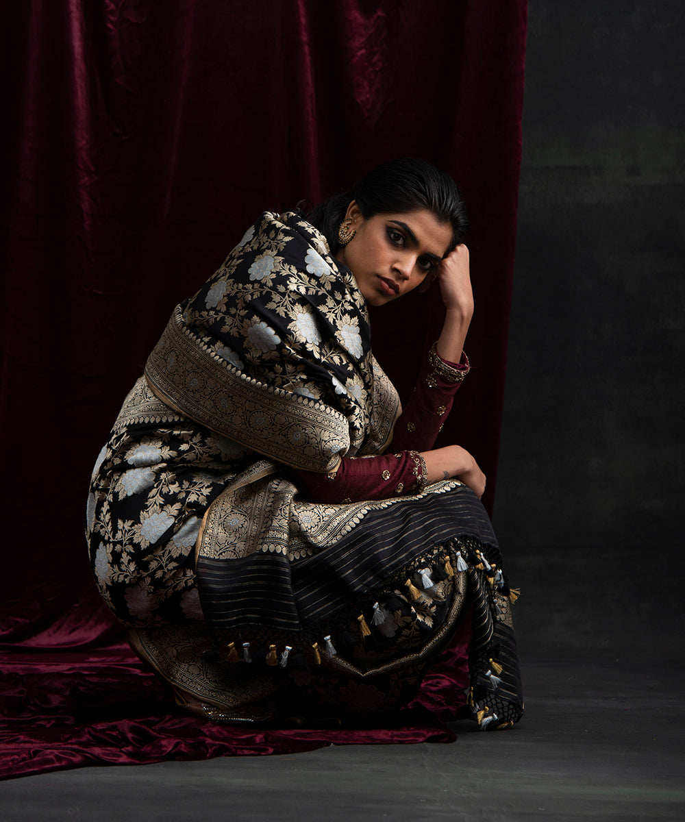 Black_Handloom_Pure_Katan_Silk_Banarasi_Saree_with_Angoor_Jangla_WeaverStory_01