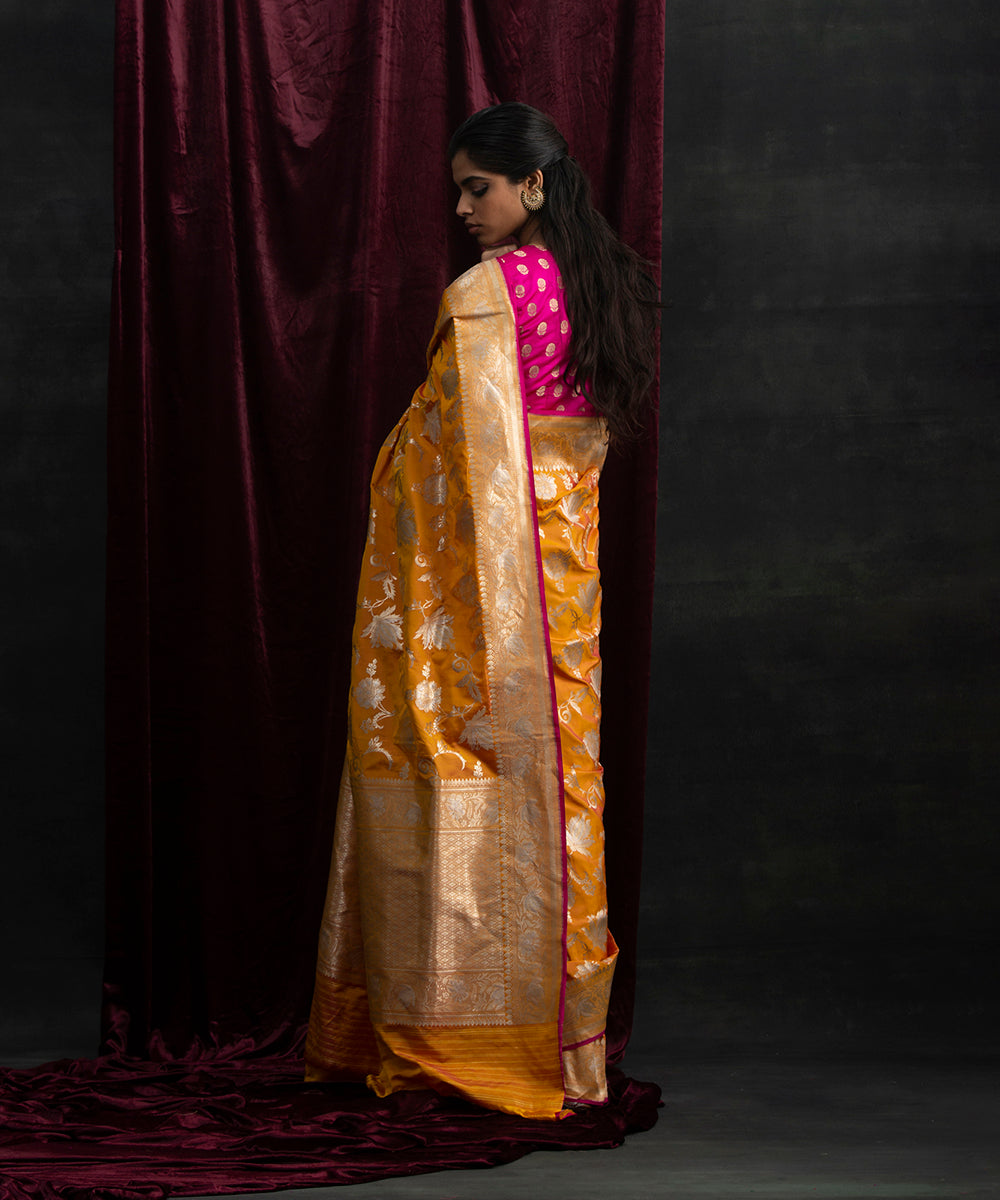 Gold_Handloom_Kadhwa_Jangla_Pure_Katan_Silk_Banarasi_Saree_With_Pink_Selvedge_WeaverStory_03