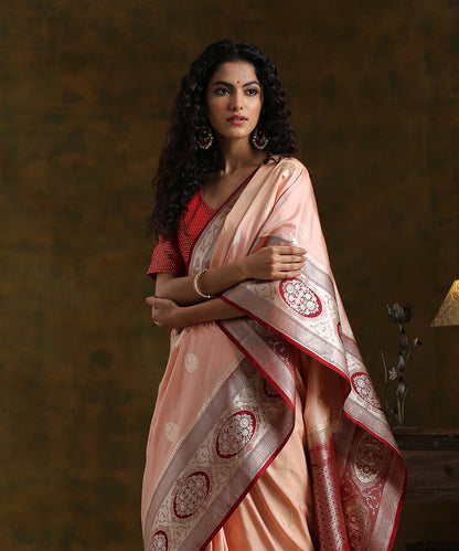 Peach_Handloom_Pure_Katan_Silk_Kadhwa_Booti_Banarasi_Saree_With_Red_Border_WeaverStory_01