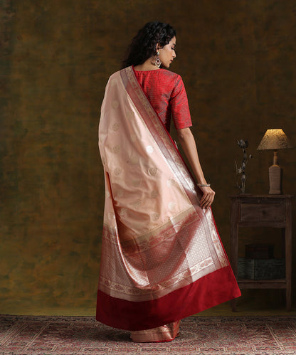 Peach_Handloom_Pure_Katan_Silk_Kadhwa_Booti_Banarasi_Saree_With_Red_Border_WeaverStory_03