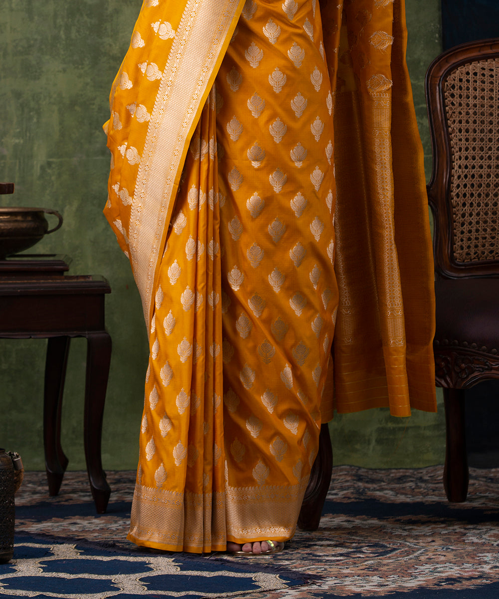 Handloom_Mustard_Pure_Katan_Silk_Banarasi_Saree_with_Traditional_Mughal_Booti_WeaverStory_04