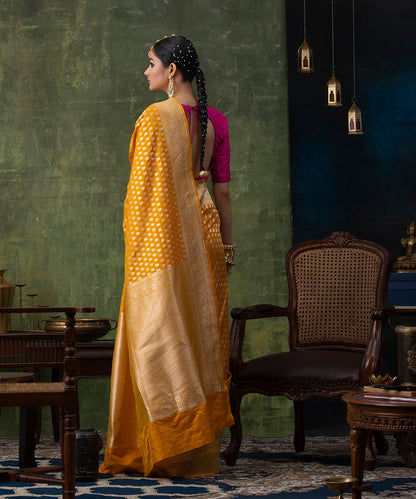 Mustard_Handloom_Pure_Katan_Silk_Banarasi_Saree_with_Cutwork_Booti_WeaverStory_03