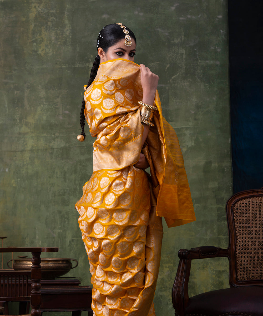 Mustard_Handloom_Pure_Katan_Silk_Banarasi_Saree_with_Floral_Motifs_WeaverStory_01