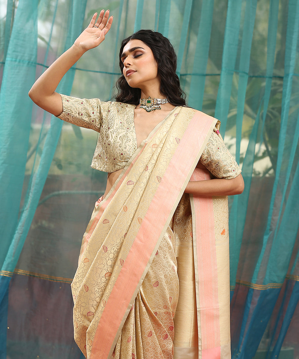 Handloom_Beige_And_Gold_Kimkhab_Pure_Katan_Silk_Banarasi_Saree_With_Peach_Zari_Border_WeaverStory_01