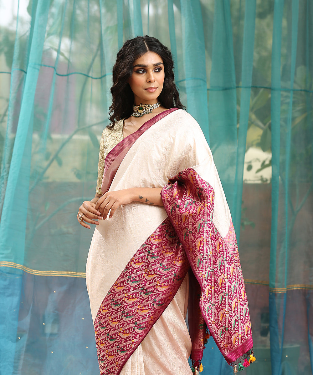 Handloom_White_And_Gold_Brocade_Pure_Katan_Silk_Banarasi_Saree_With_Purple_Shikargah_Border_WeaverStory_01