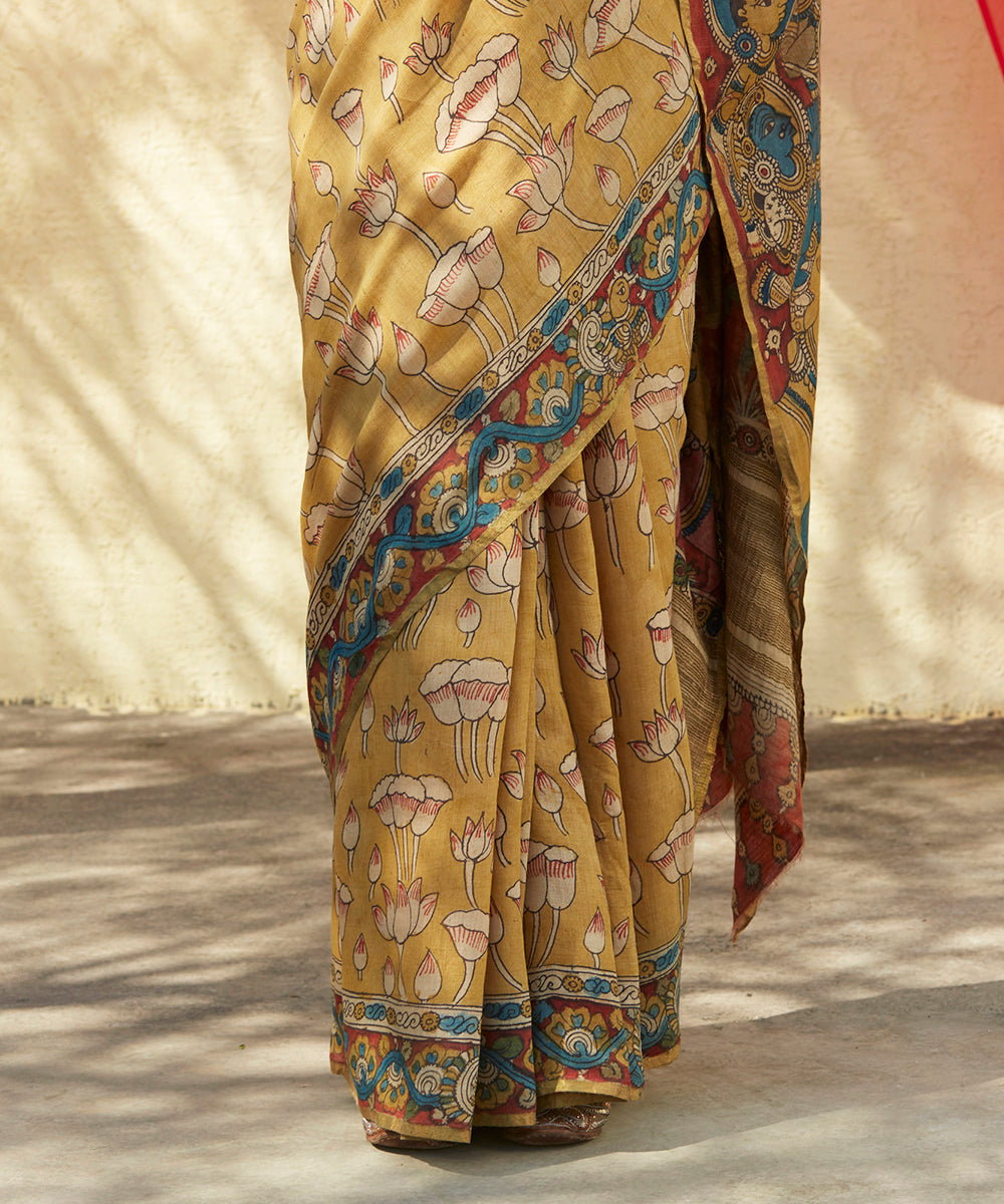 Handloom_Mustard_Pure_Chanderi_Cotton_Silk_Saree_With_All_Over_Lotus_Flower_Motifs_and_Krishna_On_Pallu_WeaverStory_04