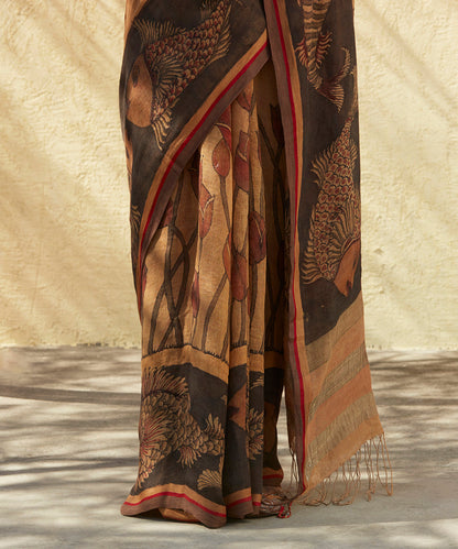 Brown_Handloom_Pure_Linen_Saree_With_Hand_Painted_Kalamkari_And_Lotus_Flowers_And_Fishes_Drawn_On_Border_WeaverStory_04