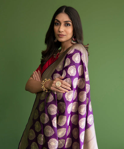 Handloom_Purple_Dual_Tone_Pure_Katan_Silk_Banarasi_Saree_with_Mughal_Boota_WeaverStory_01