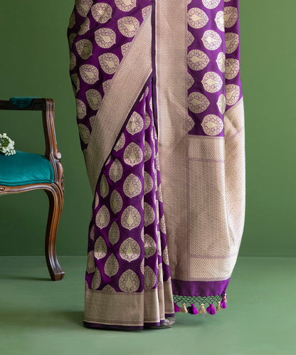 Handloom_Purple_Dual_Tone_Pure_Katan_Silk_Banarasi_Saree_with_Mughal_Boota_WeaverStory_04