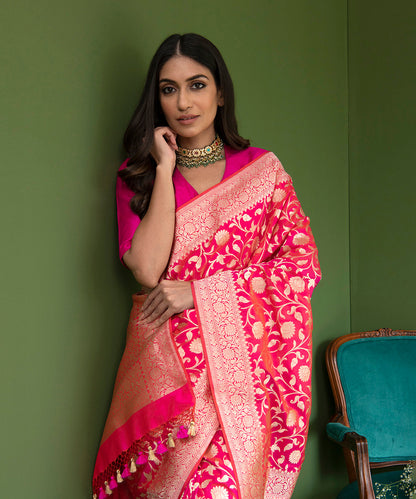 Handloom_Pink_And_Orange_Dual_Tone_Pure_Katan_Silk_Banarasi_Saree_with_Small_Floral_Jaal_WeaverStory_01