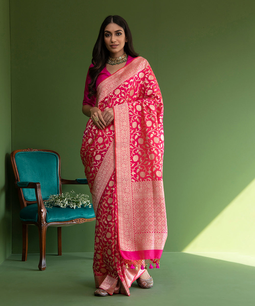 Handloom_Pink_And_Orange_Dual_Tone_Pure_Katan_Silk_Banarasi_Saree_with_Small_Floral_Jaal_WeaverStory_02