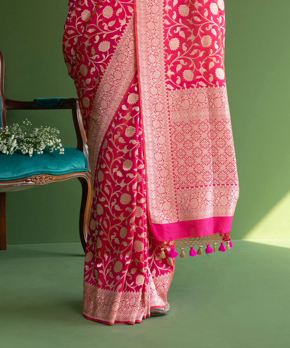 Handloom_Pink_And_Orange_Dual_Tone_Pure_Katan_Silk_Banarasi_Saree_with_Small_Floral_Jaal_WeaverStory_04