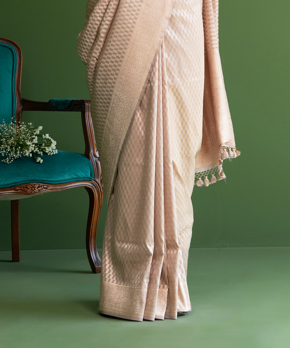 Handloom_Soft_Beige_Pure_Katan_Silk_Banarasi_Saree_with_All_Over_Zari_Booti_WeaverStory_04