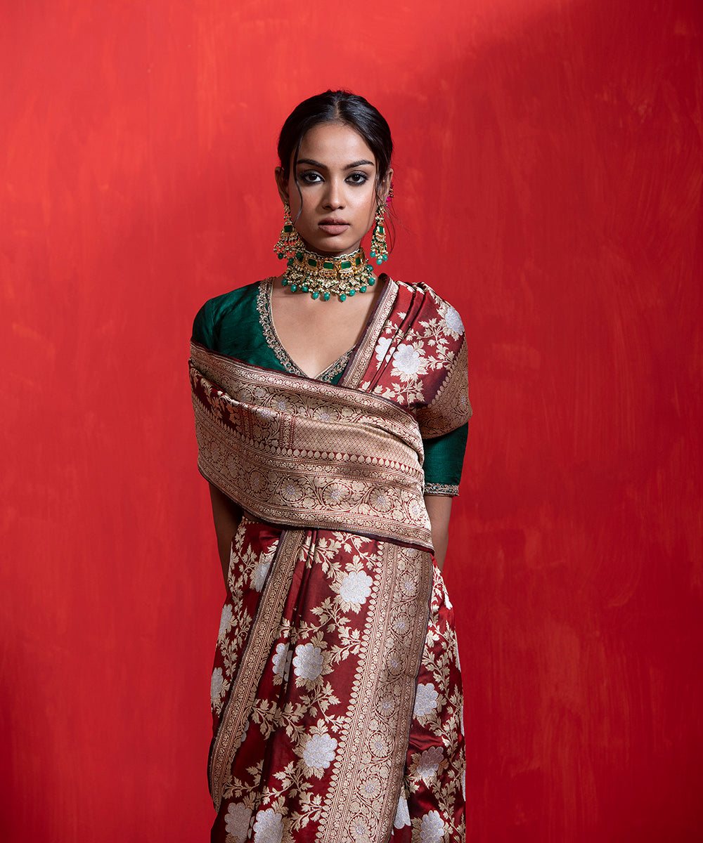 Maroon_And_Black__Dual_Tone_Handloom_Pure_Katan_Silk_Saree_With_Angoor_Jaal_WeaverStory_01