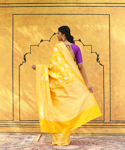 Yellow_Handloom_Pure_Katan_Silk_Banarasi_Saree_With_Angoor_Jaal_WeaverStory_03