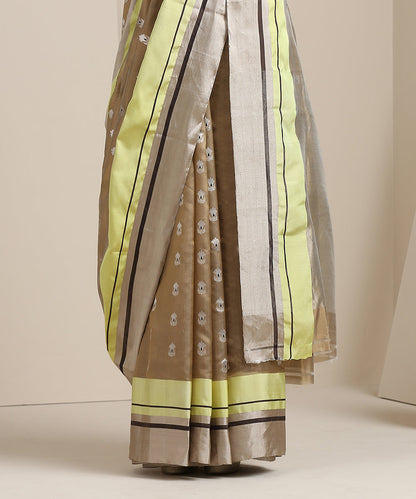 Handloom_Beige_Chanderi_Silk_Saree_With_Silver_Zari_Mughal_Motifs_And_Green_Mashroo_Silk_Border_WeaverStory_04