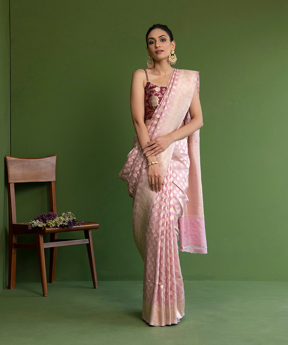 हर शेड की गुलाबी साड़ी पर पहनें ये कॉन्ट्रास्ट मैचिंग ब्लाउज़: Pink Saree  Contrast Blouse - Grehlakshmi