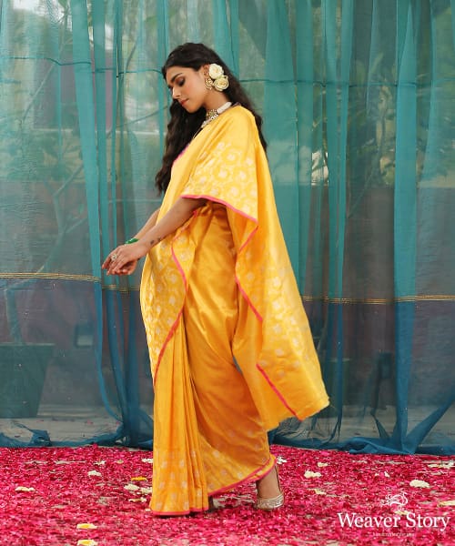 Yellow_Handloom_Pure_Katan_Silk_Kimkhab_Banarasi_Saree_With_Kadhwa_Jangla_Skirt_Border_WeaverStory_02