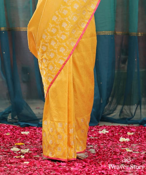 Yellow_Handloom_Pure_Katan_Silk_Kimkhab_Banarasi_Saree_With_Kadhwa_Jangla_Skirt_Border_WeaverStory_04