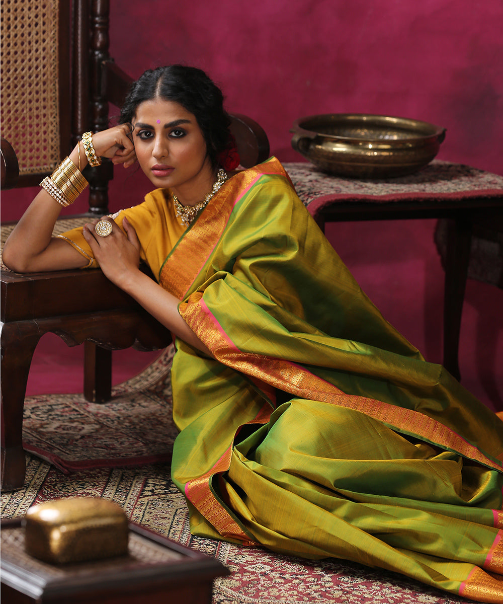 Handloom_Green_Pure_Silk_Kanjivaram_Saree_With_Pink_And_Gold_Border_WeaverStory_01