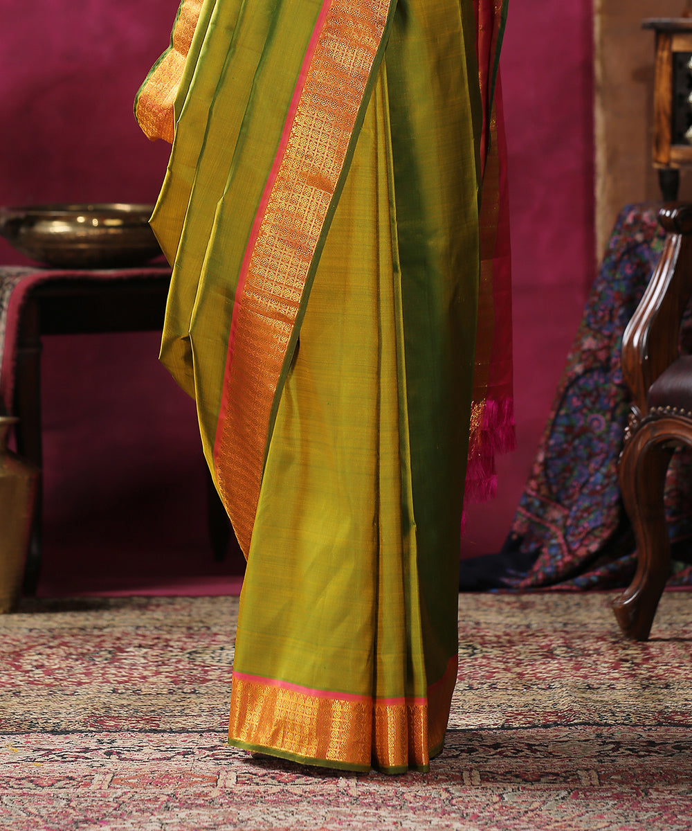 Handloom_Green_Pure_Silk_Kanjivaram_Saree_With_Pink_And_Gold_Border_WeaverStory_04