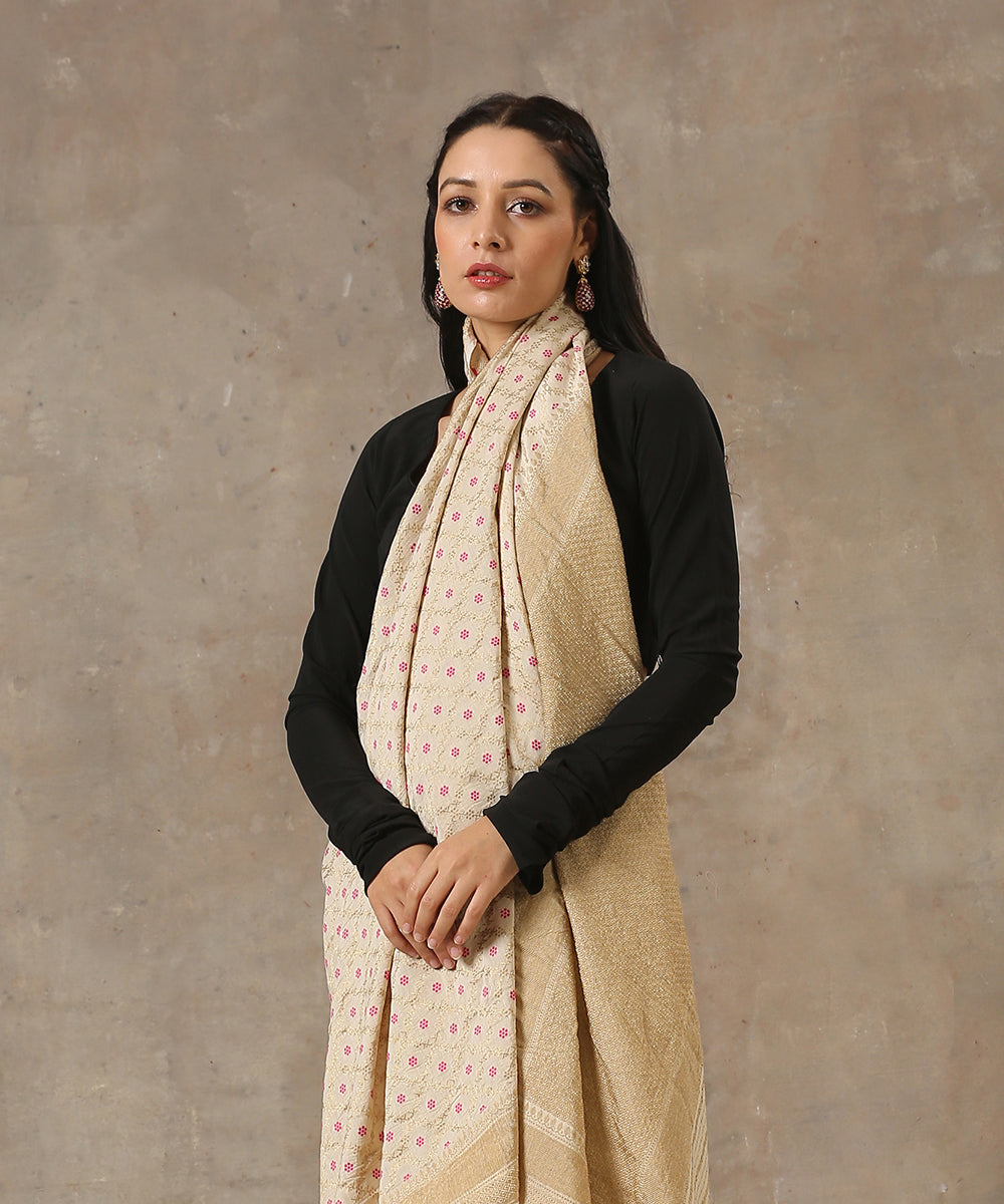 Beige_Handloom_Moonga_Silk_Banarasi_Saree_With_Meenakari_Booti_WeaverStory_01