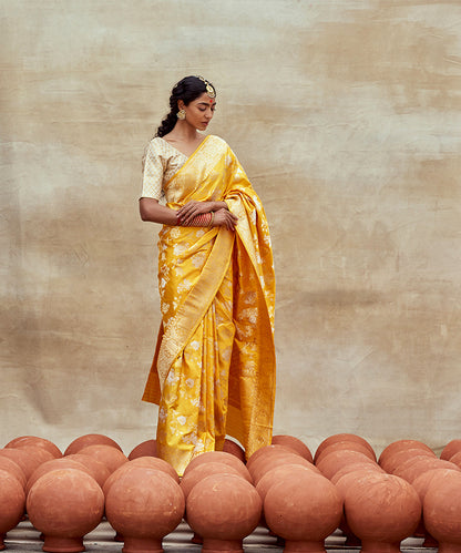 Yellow_Handloom_Pure_Katan_Silk_Banarasi_Saree_with_Floral_Jaal_WeaverStory_03