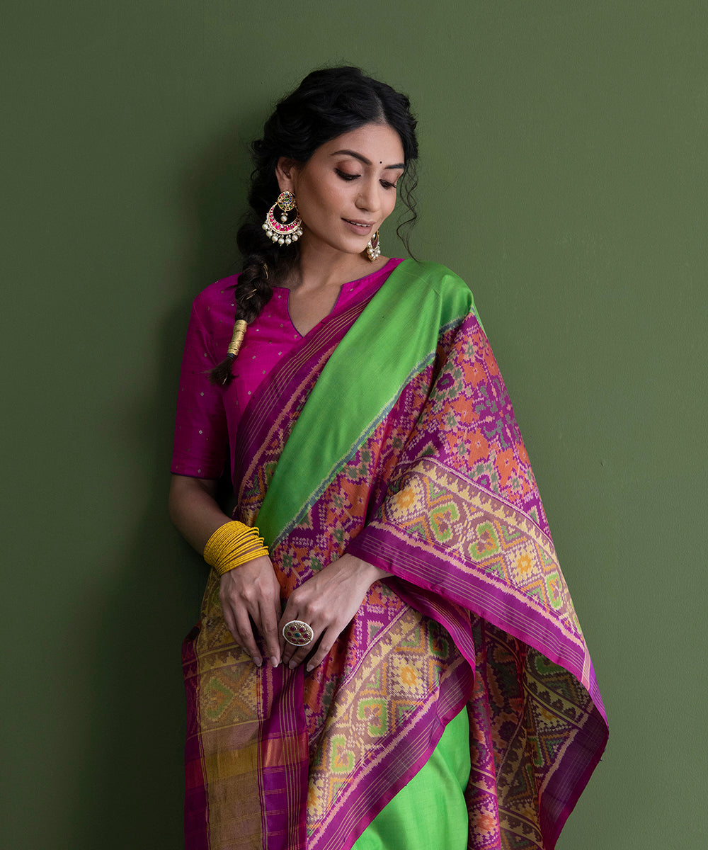 Handloom_Green_Single_Ikat_Mulberry_Silk_Patola_Saree_With_Purple_Border_WeaverStory_01