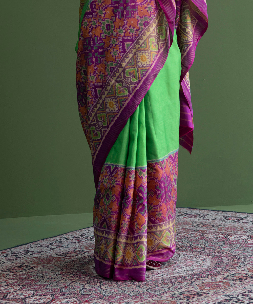 Handloom_Green_Single_Ikat_Mulberry_Silk_Patola_Saree_With_Purple_Border_WeaverStory_04