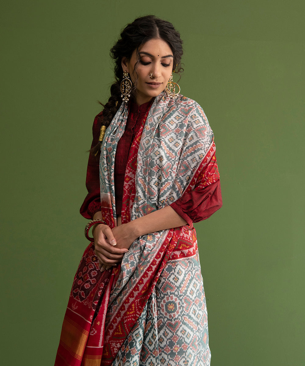 White_And_Red_Handloom_Single_Ikat_Weft_Dyed_8_Ply_Mulberry_Silk_Patola_Saree_WeaverStory_01