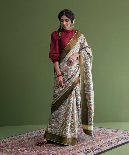 Handloom_White_Single_Ikat_Weft_Dyed_8_Ply_Mulberry_Silk_Patola_Saree_With_Antique_Tissue_Border_WeaverStory_02