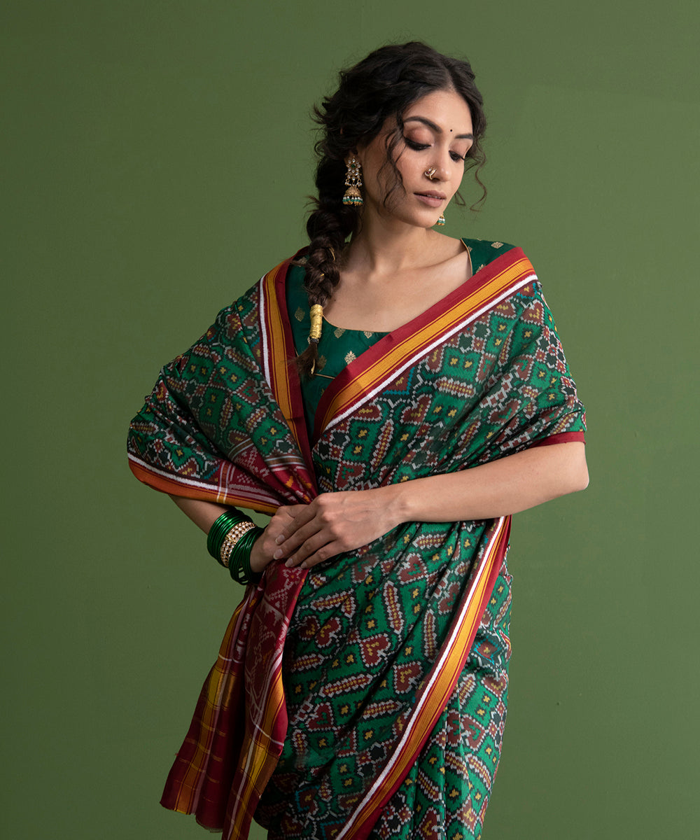Teal_Green_And_Red_Handloom_Single_Ikat_Weft_Dyed_8_Ply_Mulberry_Silk_Patola_Saree_WeaverStory_01